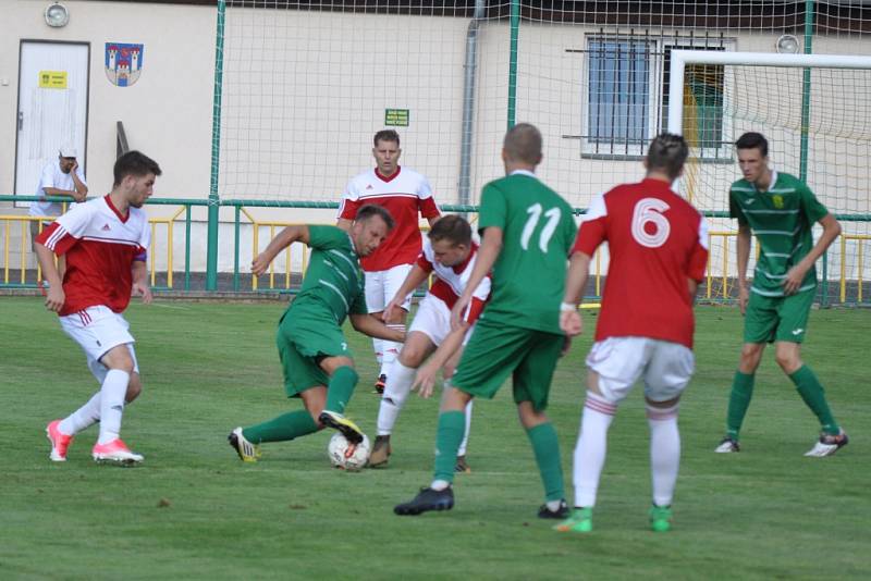 PORÁŽKA. Fotbalisté týmu Modrá/Hrobce (červenobílá) prohráli v Žatci 1:5.