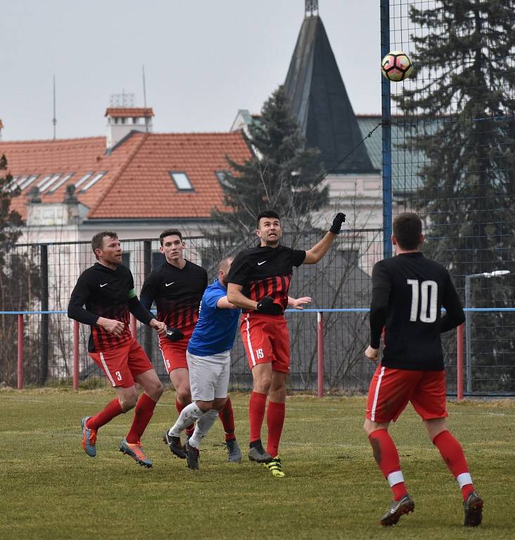 VÍTĚZSTVÍ. Fotbalisté Šluknova (v modrém) porazili Liběšice 4:1. Tři body věnovali nemocnému trenérovi Gallovi.