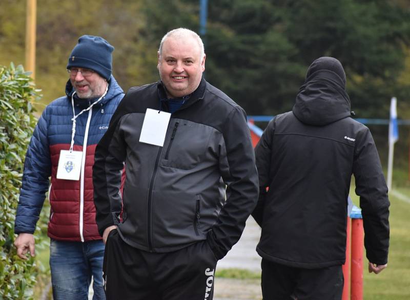 VÍTĚZSTVÍ. Fotbalisté Šluknova (v modrém) porazili Liběšice 4:1. Tři body věnovali nemocnému trenérovi Gallovi.