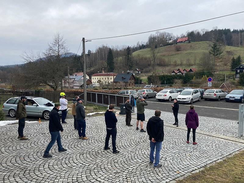 Hasiči v Kytlicích nacvičují na Jerusalema Dance Challenge