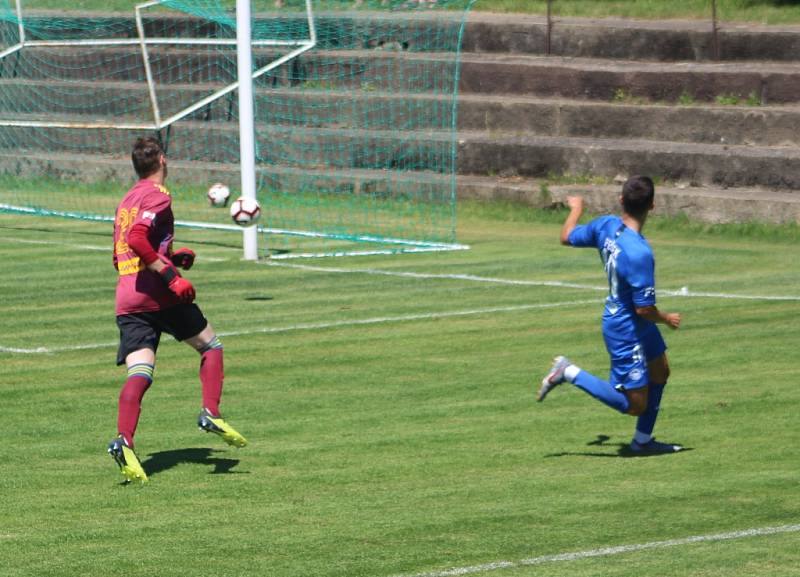 REMÍZA. Fotbalisté Varnsdorfu (ve žlutém) remizovali s Libercem 1:1.