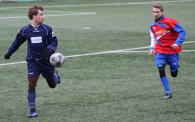 OBHÁJCE VYHRÁL. Fotbalisté Skalice (v červeném) porazili Doksy 4:1.