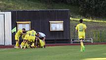 TŘI BODY. Fotbalisté Varnsdorfu (ve žlutém) porazili Jihlavu 2:1 a slaví první vítězství v sezóně.