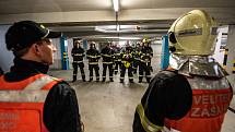Cvičení hasičů v podzemních garážích hotelu v Krásné Lípě.