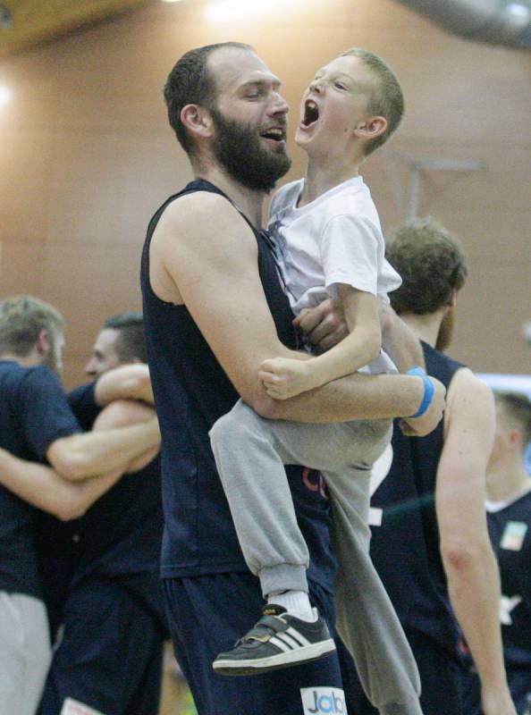 Basketbalové utkání play off Kooperativy NBL mezi BK JIP Pardubice (v bíločerném) a BK Armax Děčín (v černém) v pardubické hale na Dašické. 