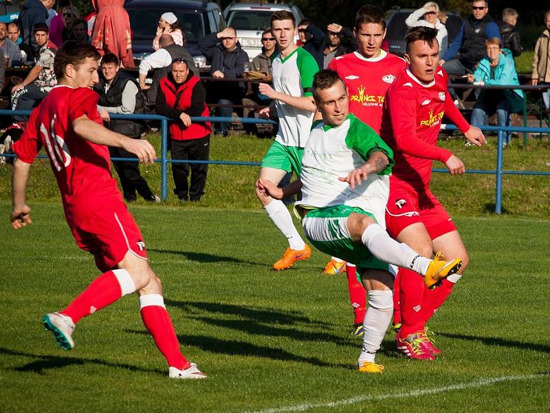 ODEŠEL NEJLEPŠÍ STŘELEC. Česká Kamenice už se nemůže spoléhat na Jakuba Chmelíka (v bílém), který odešel na zkušenou do divizního FC Nový Bor.