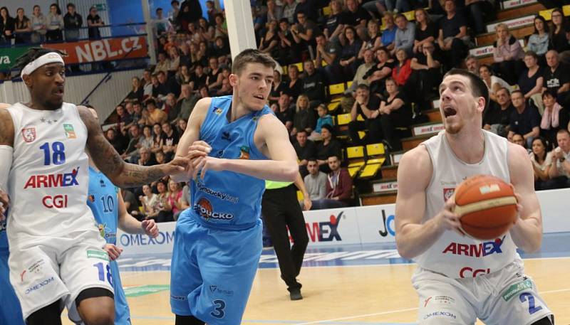 PÁTÉ VÍTĚZSTVÍ v řadě zapsali děčínští basketbalisté, doma porazili Olomoucko.