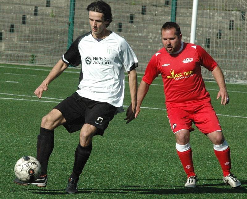 OSMÉ JARNÍ VÍTĚZSTVÍ. Fotbalisté Junioru Děčín (v červeném) porazili Modlany 4:2.