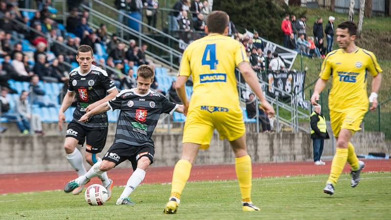 DALŠÍ BOD. Varnsdorf (ve žlutém) doma remizoval 0:0 s Hradcem Králové.