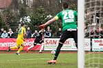 DALŠÍ BOD. Varnsdorf (ve žlutém) doma remizoval 0:0 s Hradcem Králové.