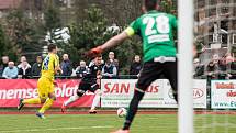 DALŠÍ BOD. Varnsdorf (ve žlutém) doma remizoval 0:0 s Hradcem Králové.