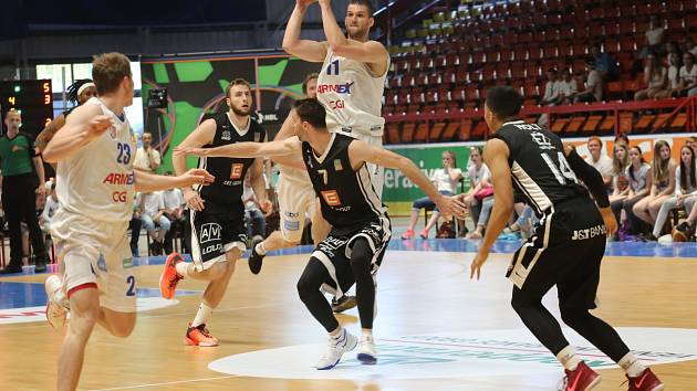 První finálové utkání basketbalové ligy se hrálo na děčínském zimním stadionu. Válečníci se utkali s Nymburkem.