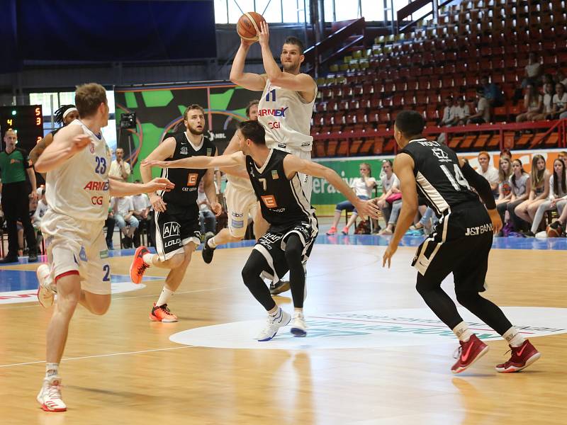 První finálové utkání basketbalové ligy se hrálo na děčínském zimním stadionu. Válečníci se utkali s Nymburkem.