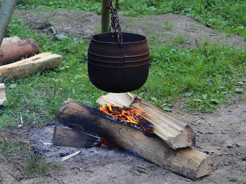 U Dolského mlýna slavnostně zapálili milíř v pondělí 21. srpna.