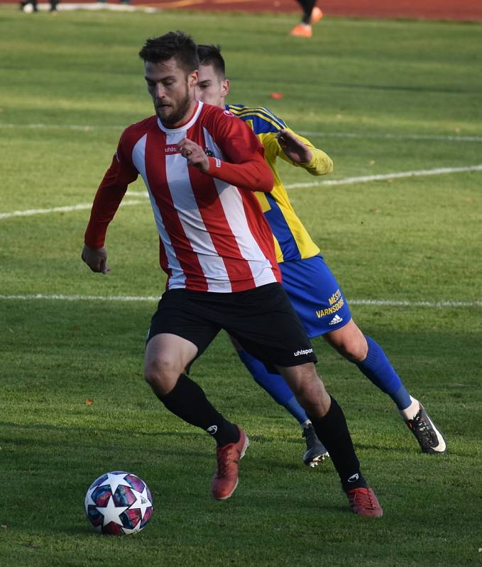 Fotbalisté Varnsdorfu (žlutomodré dresy) doma prohráli 1:3 se Žižkovem.