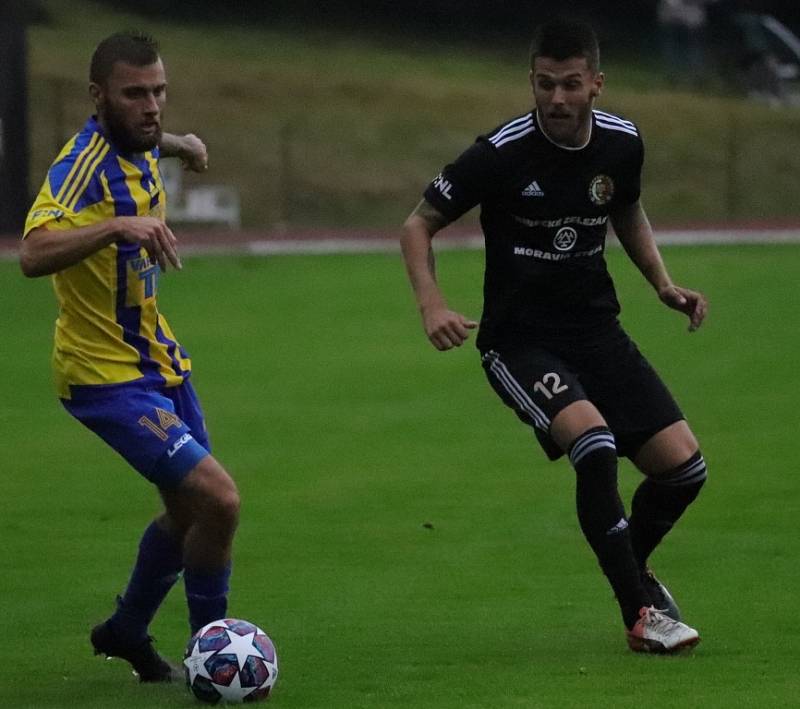 Varnsdorf (ve žlutém) porazil Třinec 1:0.