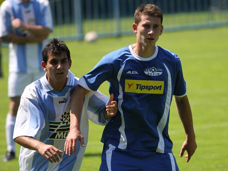 ROZLOUČENÍ. Junior Děčín (v modrém) prohrál 1:3 v Bílině.