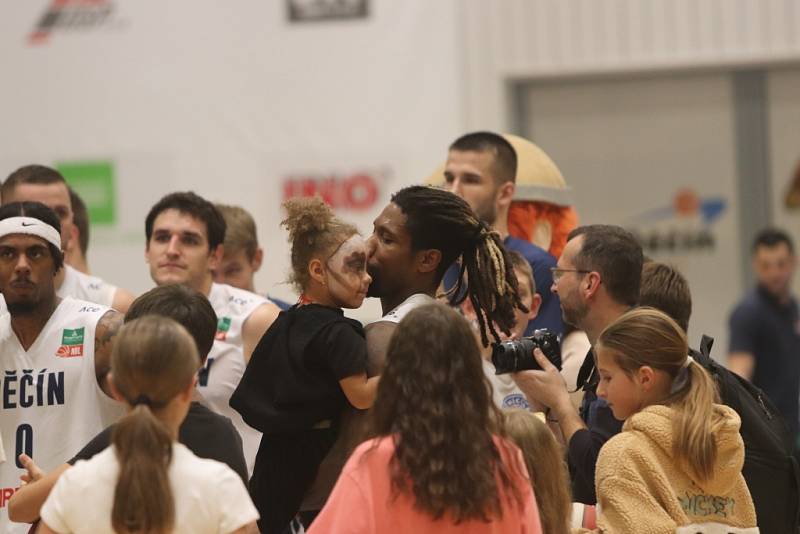 Basketbalisté Děčína doma porazili Ostravu a nadále drží v Kooperativa NBL první místo.