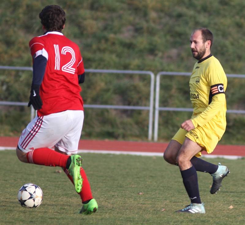 JASNÁ ZÁLEŽITOST. Fotbalisté Rumburka (ve žlutém) porazili doma Bohušovice 7:0.