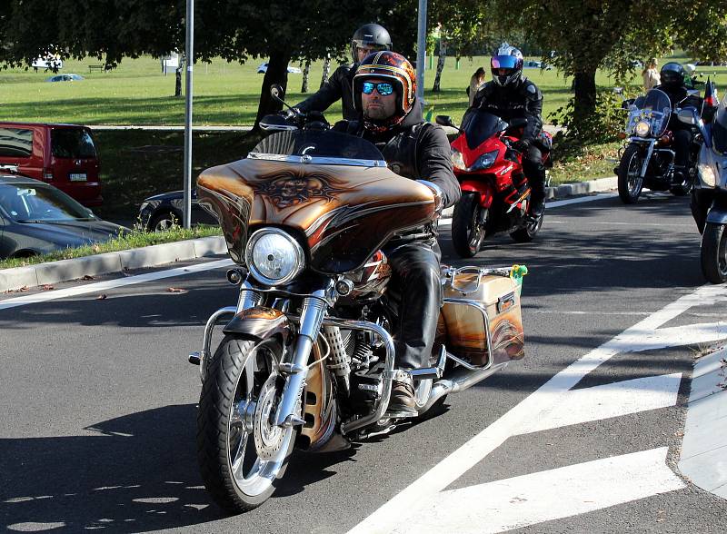 V sobotu se nejen na Mostecku uskutečnila spanilá jízda motorkářů UniRiders, která finančně pomohla třem těžce nemocným dětem.