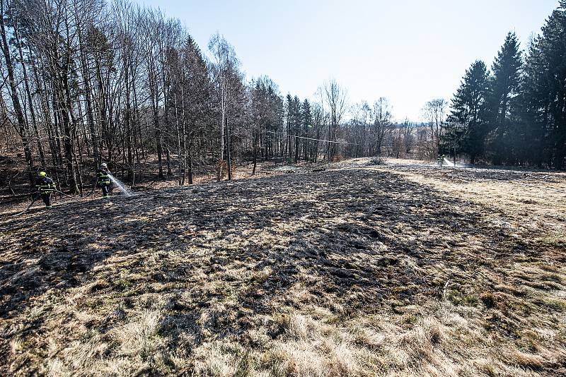 Na Vlčí Hoře zasahovali hasiči, zaměstnal je požár trávy