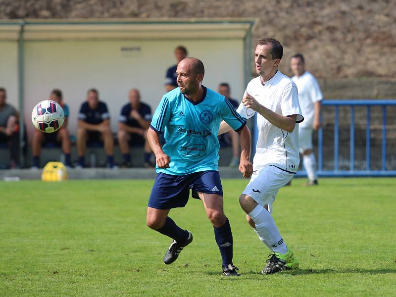 DEBAKL. Jílovští fotbalisté (v modrém) prohráli v Bílině 0:7.