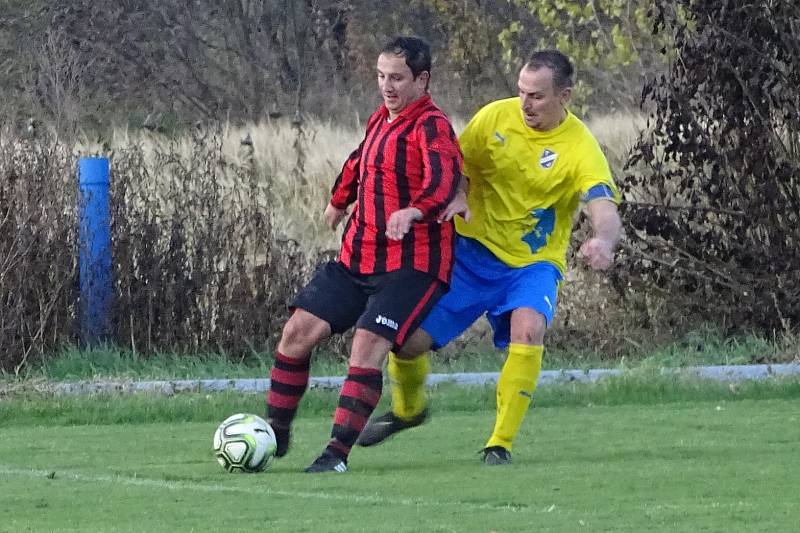 DEBAKL. Union Děčín (pruhované dresy) prohrál v Českých Kopistech 1:6.