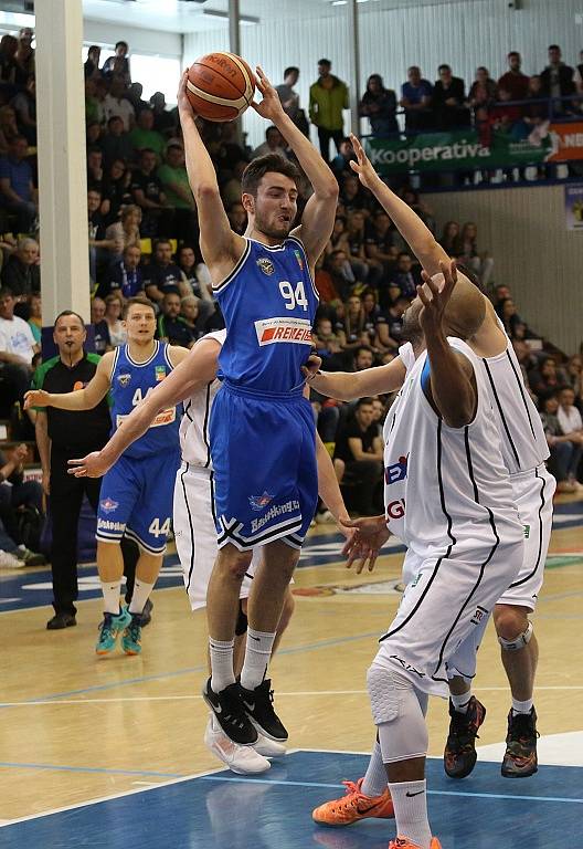 SEMIFINÁLE JE BLÍZKO! Děčínští basketbalisté (v bílém) porazili USK Praha a v sérii vedou 2:1.