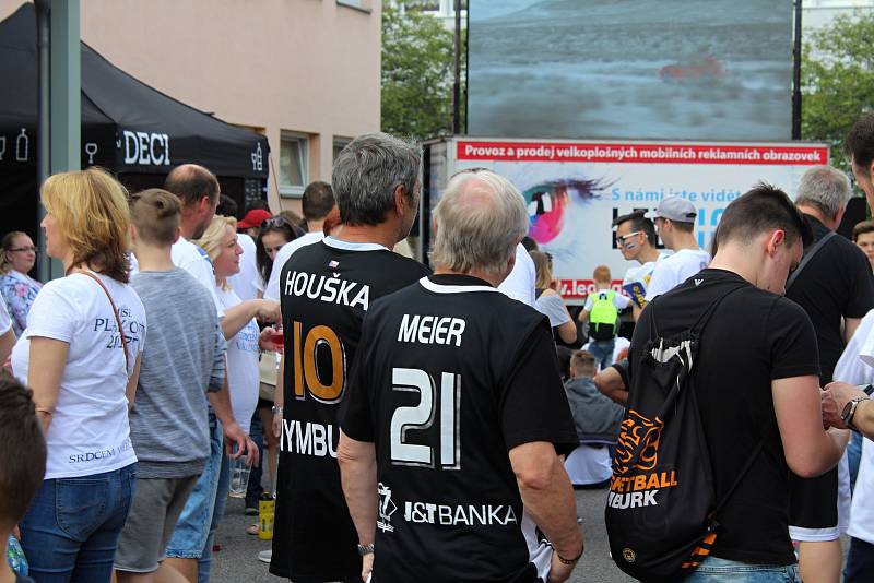 Basketbalové finále mezi Děčínem a Nymburkem.