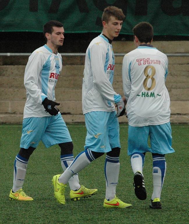 OSM BRANEK padlo v zápase dorostu FK Junior Děčín (pruhované dresy) a fotbalistů MSK Benešov nad Ploučnicí. Nakonec se v tomto utkání zrodila remíza 4:4. 