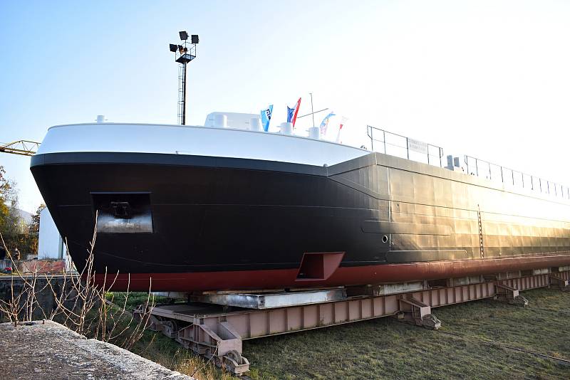 V děčínských loděnicích v Křešicích spustili na vodu nový tanker Trivento.