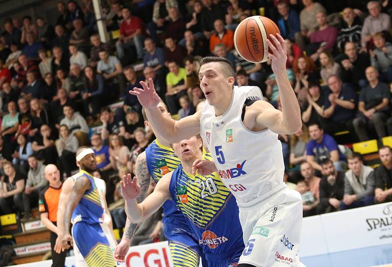 Basketbalový zápas mezi BK Děčín a Slunetou Ústí nad Labem