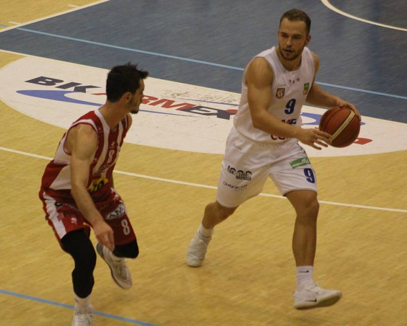 BYLY TO NERVY! Děčínští basketbalisté doma porazili Pardubice 74:73.