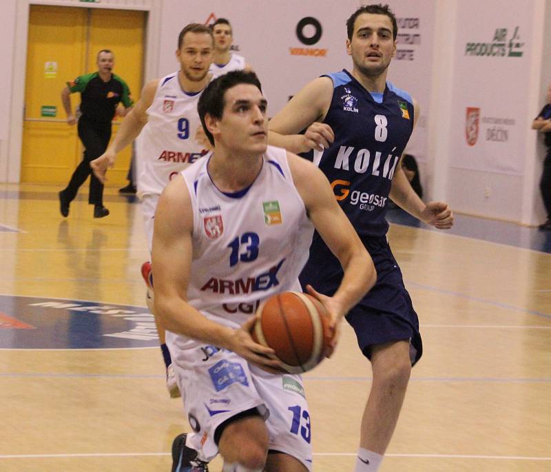 BASKETBALISTÉ DĚČÍNA si to doma rozdali s Kolínem.