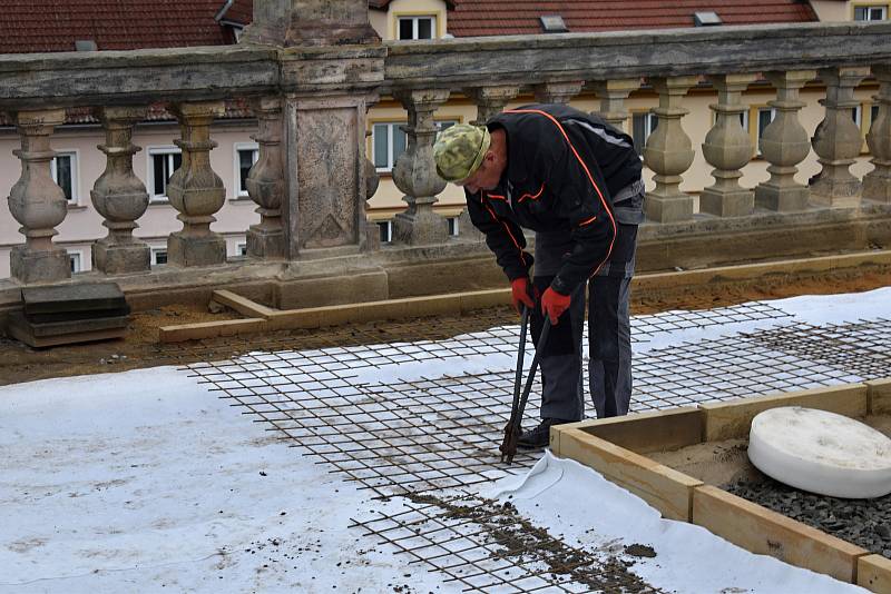 Opravy glorietu na děčínském zámku pokračují.