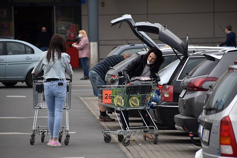 Poloprázdné parkoviště u děčínského Kauflandu.