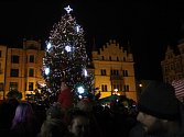 Vánoční strom na Masarykově náměstí již svítí.