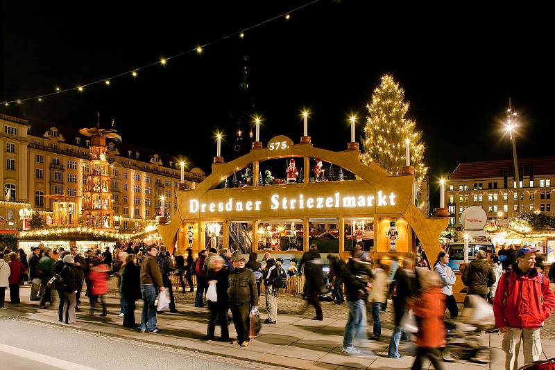 Drážďanský Striezelmarkt každoročně láká davy lidí.