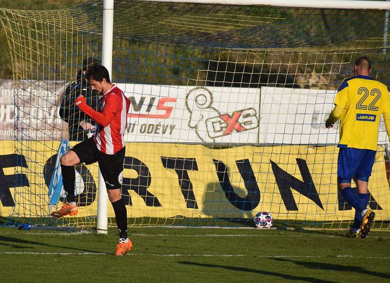 Fotbalisté Varnsdorfu (žlutomodré dresy) doma prohráli 1:3 se Žižkovem.