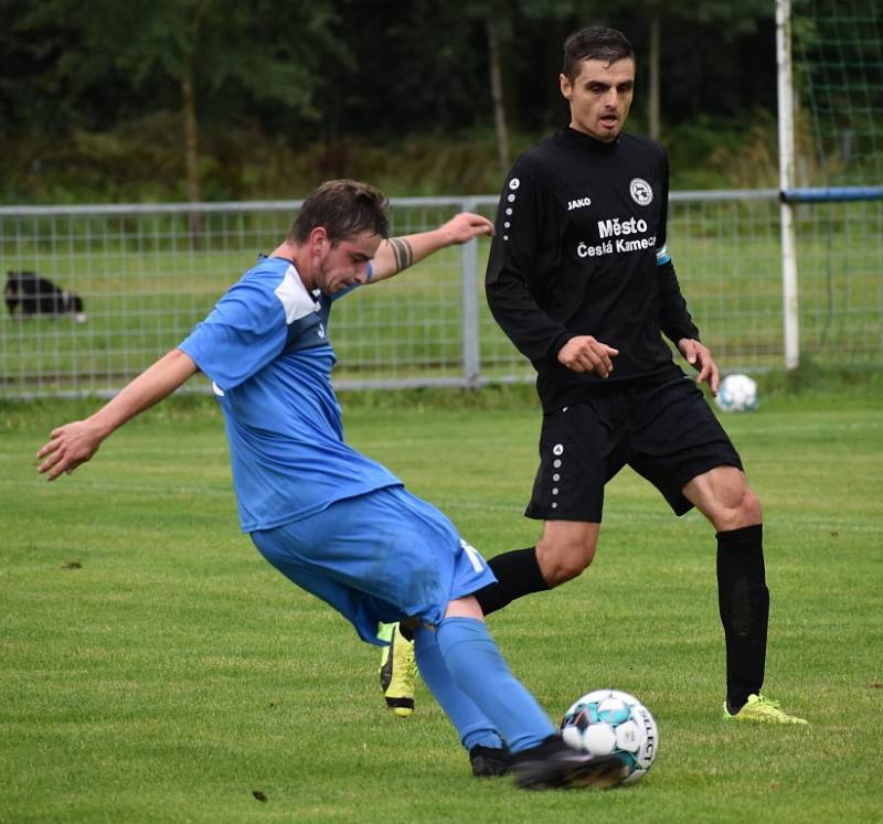 Česká Kamenice (černé dresy) doma porazila Křešice 2:0.