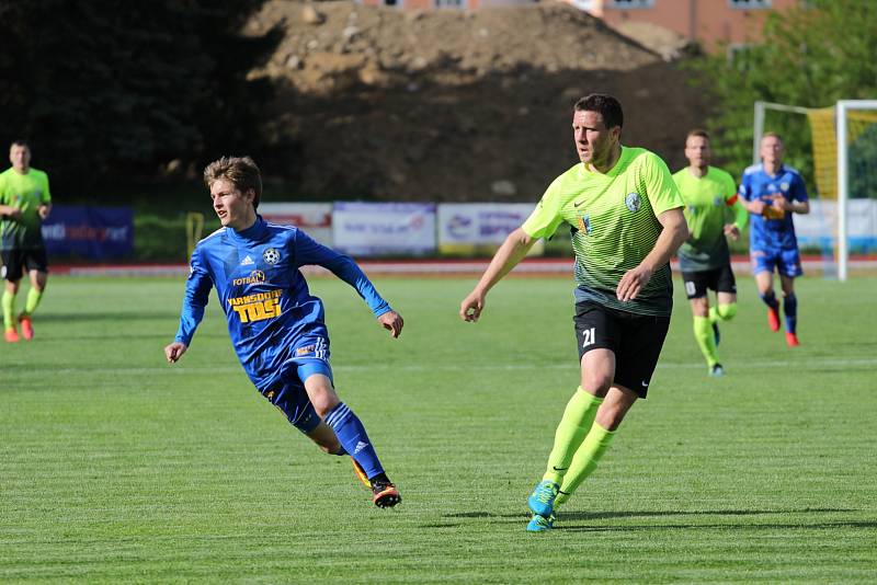 REMÍZA. Fotbalisté Varnsdorfu (v modrém) doma remizovali s Prostějovem 0:0.