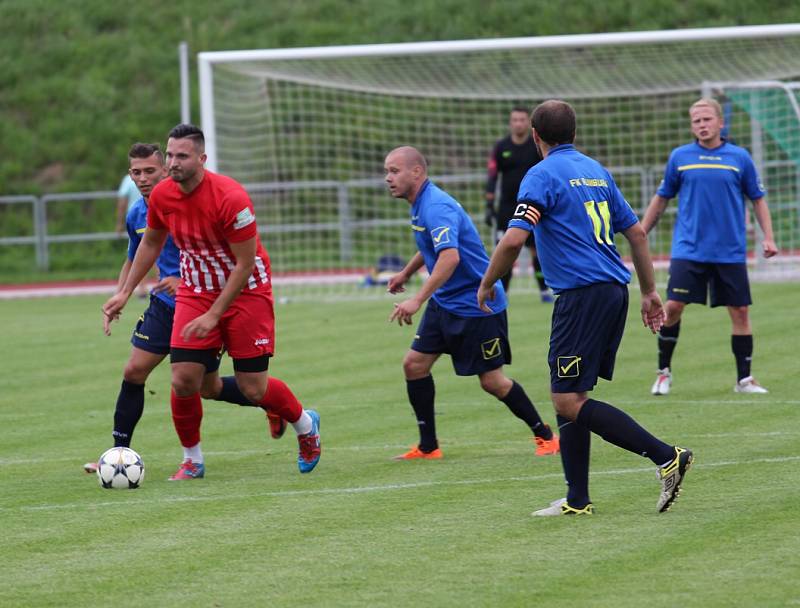 PORÁŽKA. Rumburk (v modrém) doma podlehl Ledvicím 2:4.