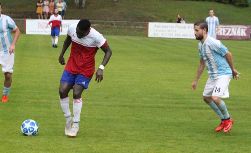 PORÁŽKA. Fotbalisté Modré (červené dresy) doma prohráli 1:3 se Srbicemi.