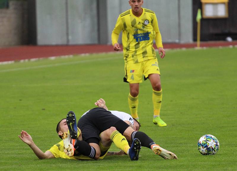 VELKÁ ŠKODA. Fotbalisté Varnsdorfu (ve žlutém) po dobrém výkonu prohráli se Zlínem 1:2.