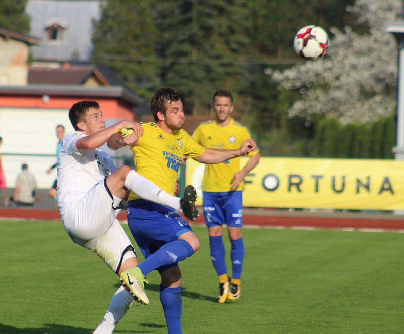 DERBY. Varnsdorf (ve žlutém) hostil v derby Ústí nad Labem.