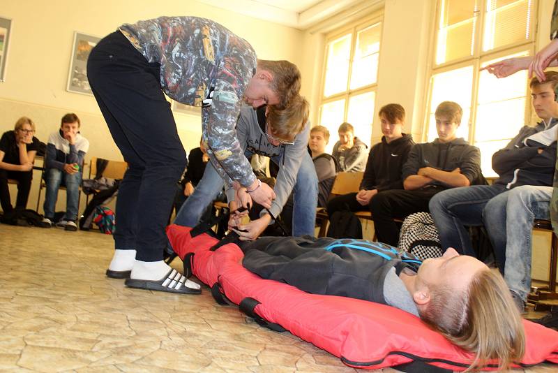 Liberečtí vojáci na děčínské průmyslovce na Letné.