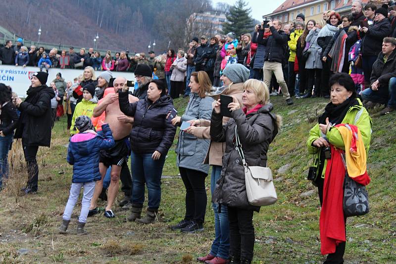 Silvestrovské cachtání v Labi.