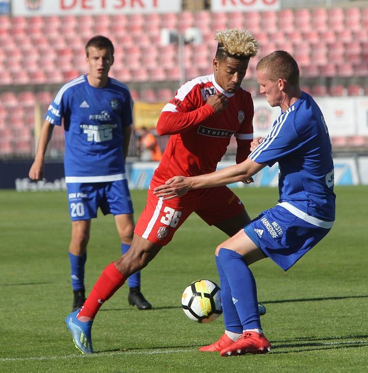 BOD. Fotbalisté Varnsdorfu (v modrém) vybojovali v Brně remízu 0:0.