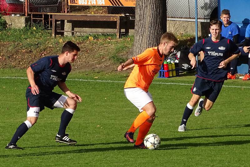 DALŠÍ TŘI BODY. Junior Děčín (v tmavém) vyhrál 2:1 v Bezděkově