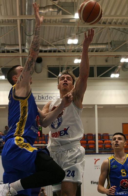 TŘETÍ VÝHRA. Basketbalisté Děčína doma porazili v rámci Alpe Adria Cupu chorvatský Osijek.